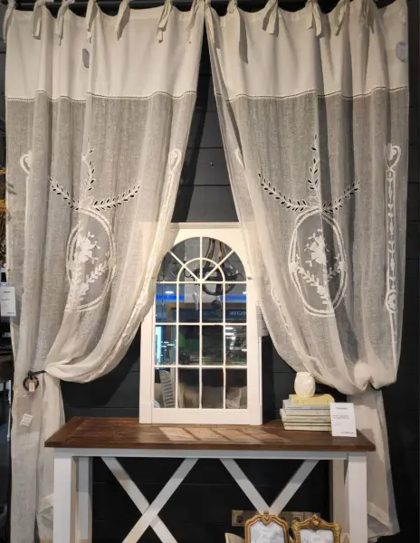 Большое белое деревянное оконное зеркало Брюгге, экспозиция