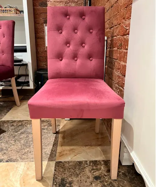 Бордовый стул с деревянными ножками