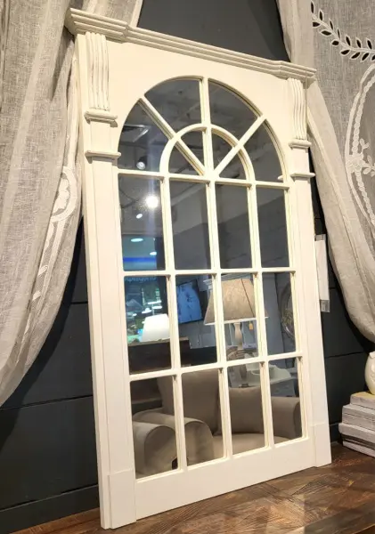 Большое белое деревянное оконное зеркало Брюгге, экспозиция