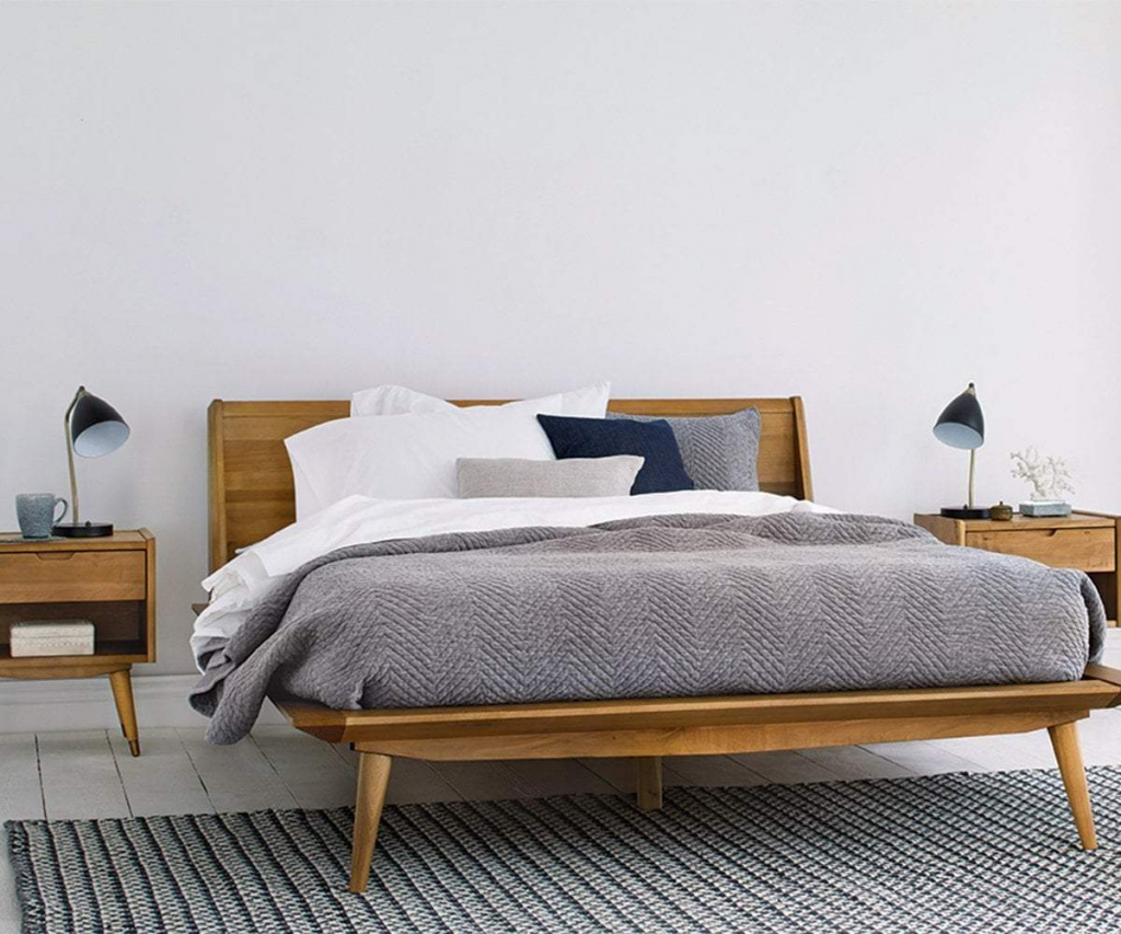 серая спальня с деревянной мебелью в стиле мид-сенчери.jpg