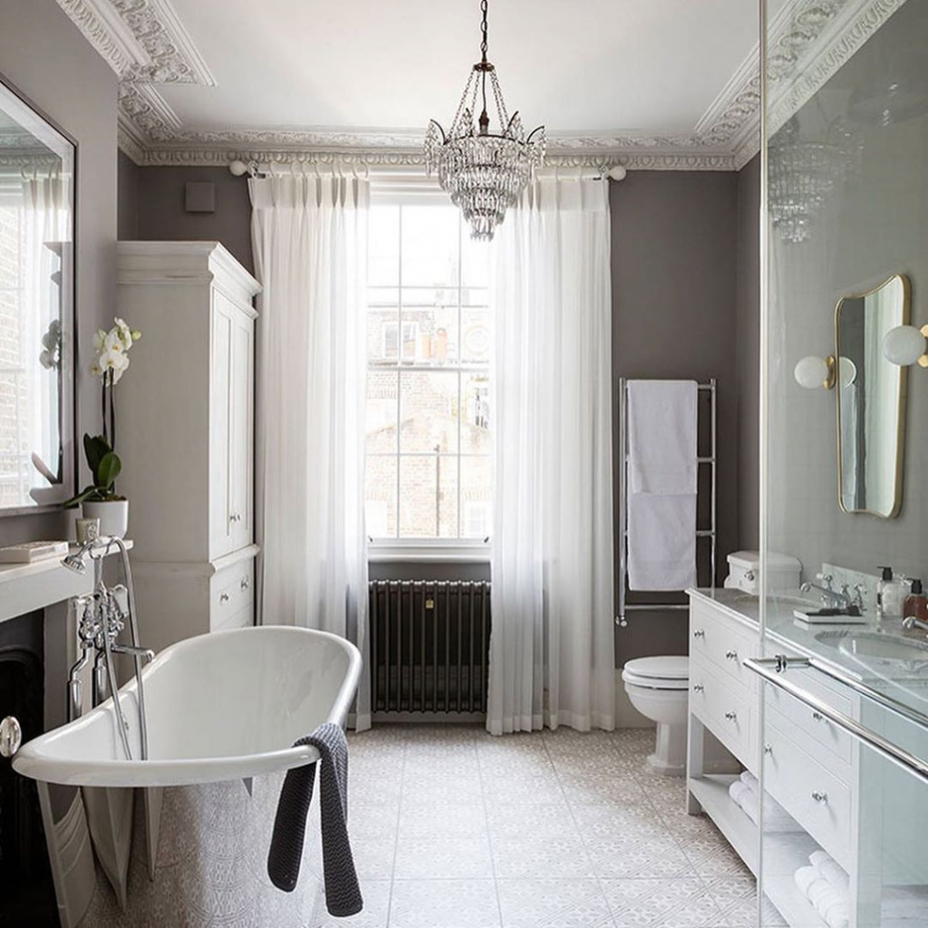 бело-серая ванная комната с высокими потолками с лепниной