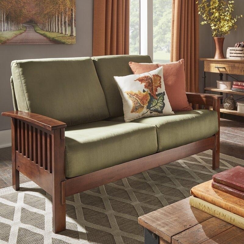 оливковый диванчик для двоих с деревянным каркасом в осеннем интерьере.jpeg
