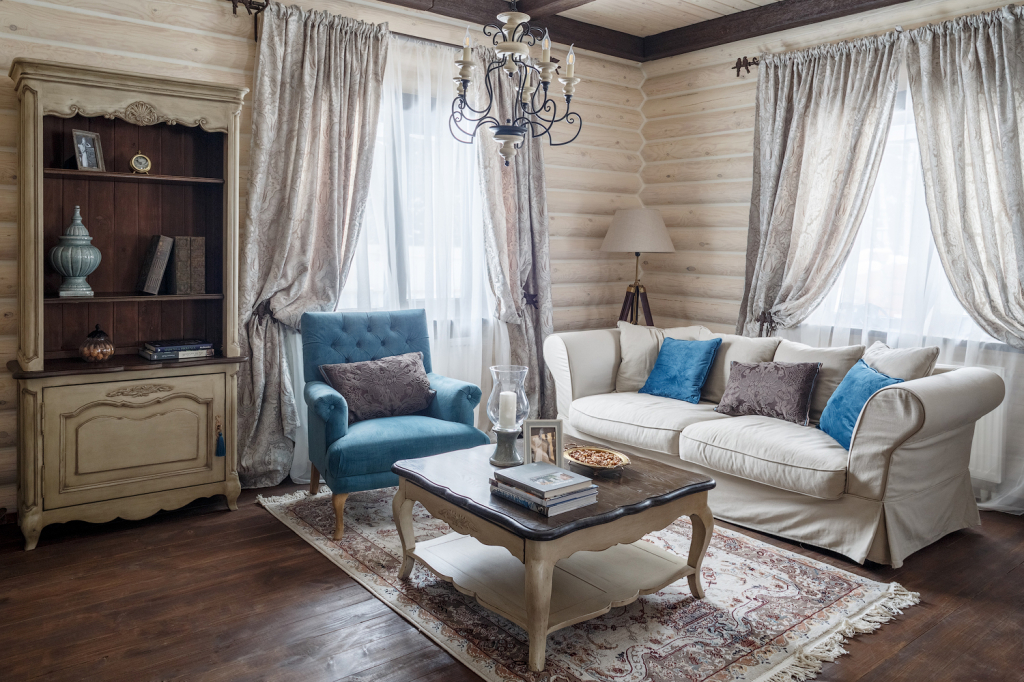 гостиная в стиле прованс с бирюзовым креслом в деревянном доме