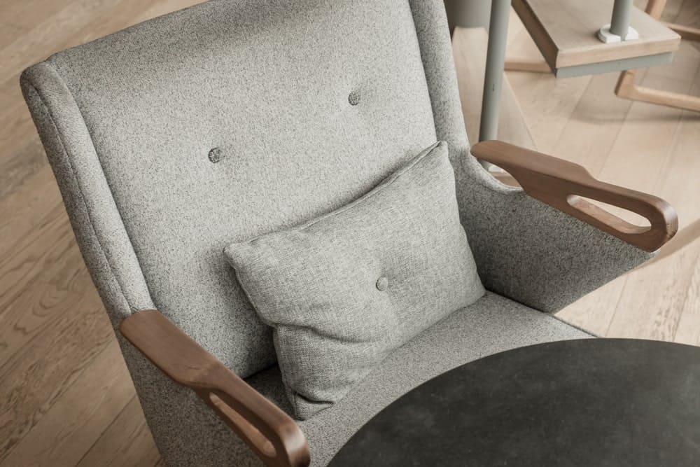 Деревянный стул с тканевой обшивкой.jpg