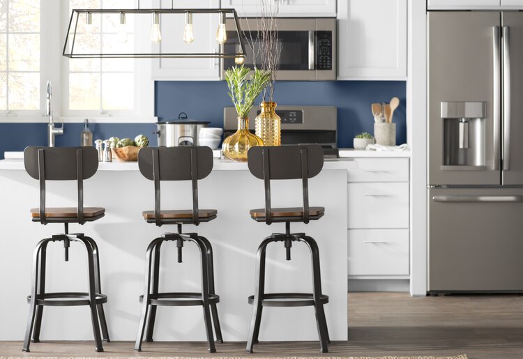 бело-синяя кухня с барной стойкой и барными стульями и светильником в стиле лофт