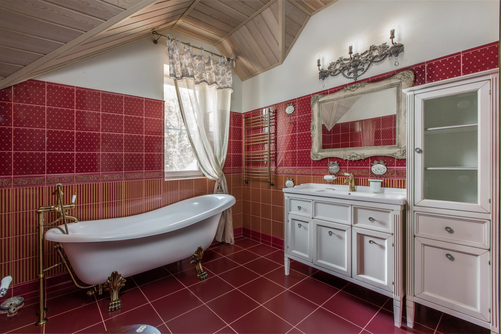 классическая ванная комната в оттенках красного с красивыми бра над зеркалом