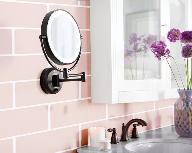 черное зеркало для макияжа в розовой ванной комнате