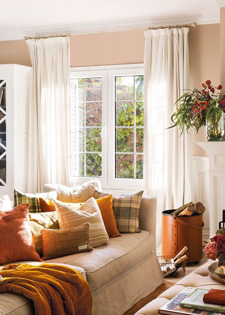 гостиная со светлым диваном и текстилем в осенних цветах.jpg