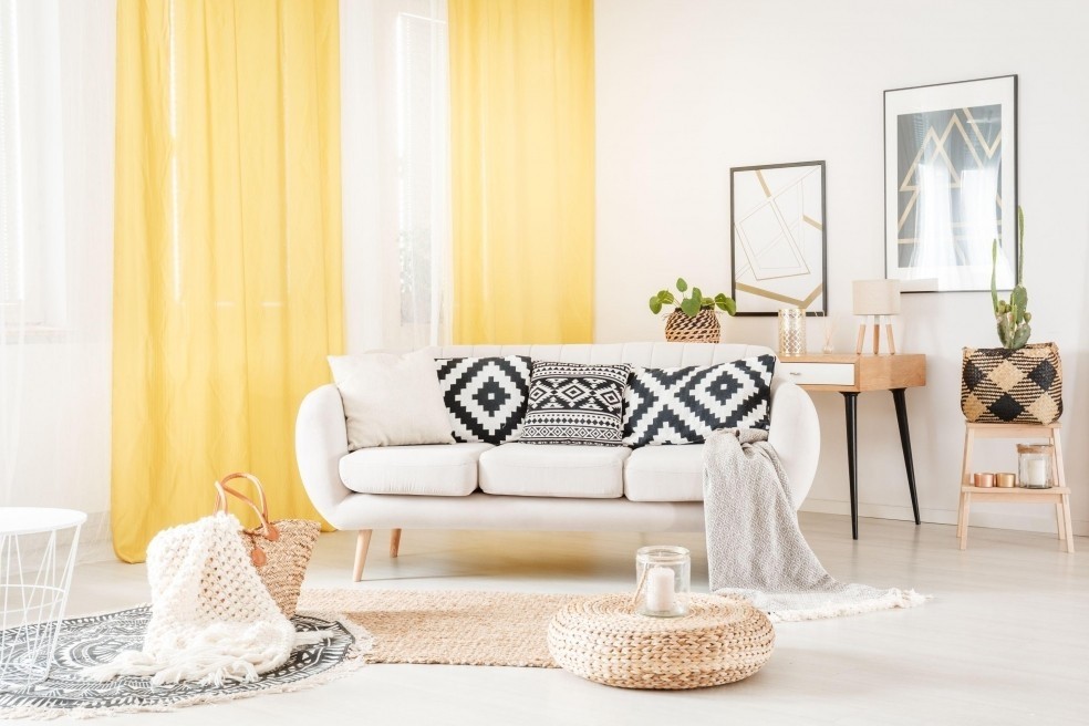 Желто-белый дизайн комнаты.jpeg