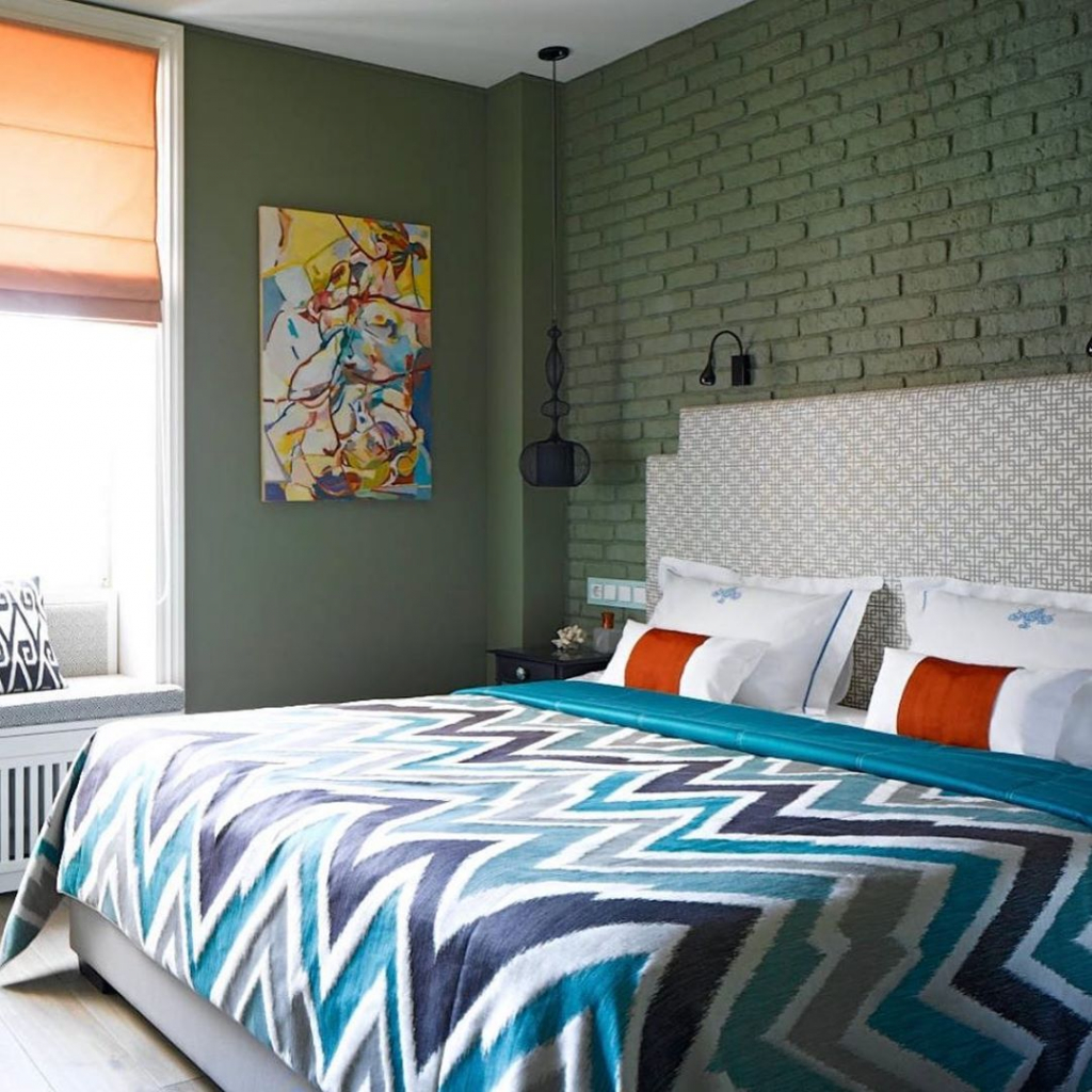 спальня со стенами и кирпичной стеной цвета хаки.jpg