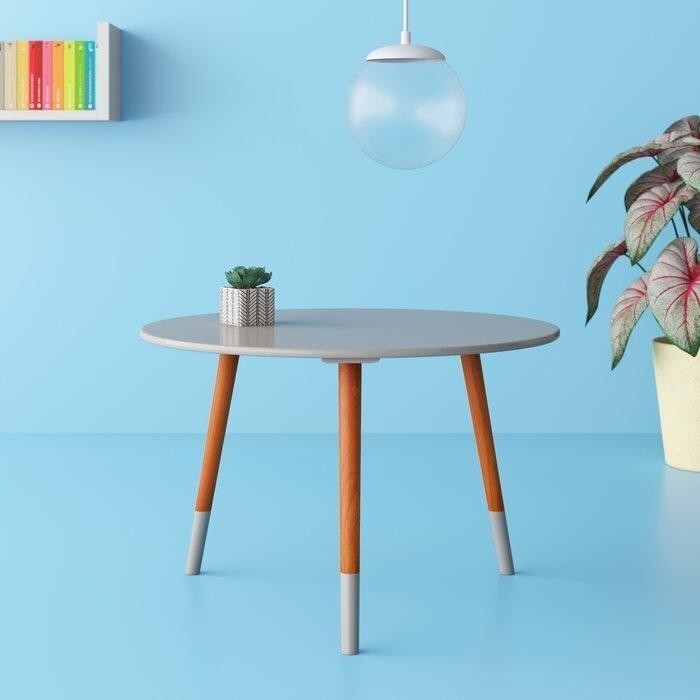простой трехногий кофейный столик в стиле мид-сенчури модерн.jpeg