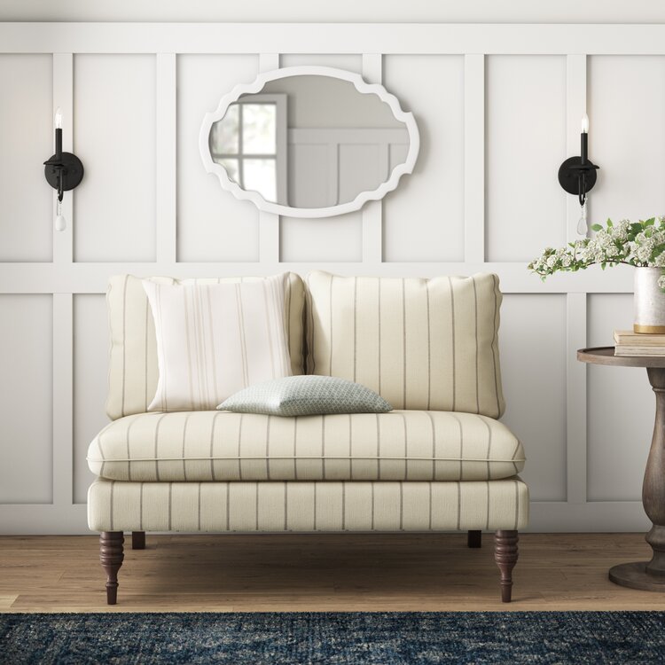 зеркало в белой раме над диваном в интерьере в стиле кантри