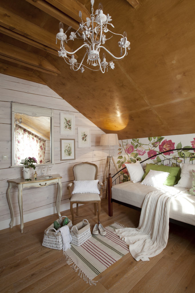 комната девушки в мансарде деревянного дома