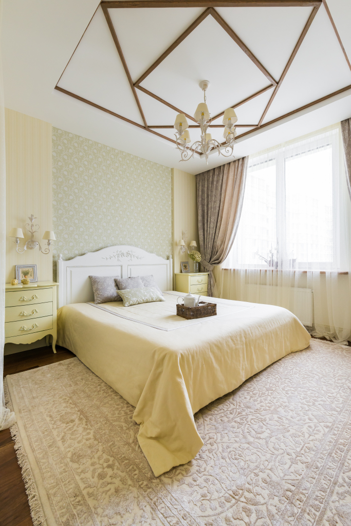классическая рожковая люстра с абажурами в спальне 