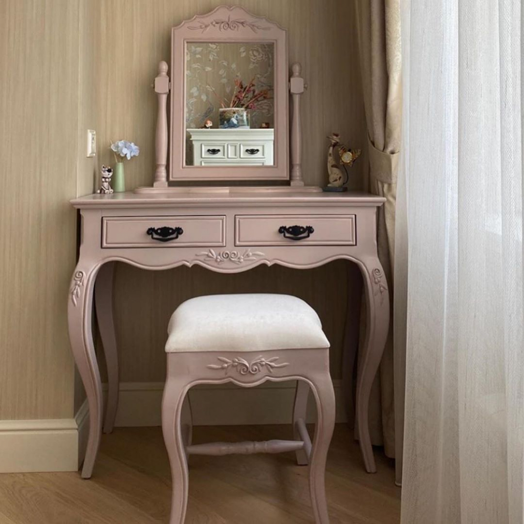 туалетный столик и табурет с мягкой сидушкой цвета пыльной розы