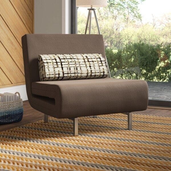 гостиная в коричневых тонах с коричневым креслом-кроватью на хромированных ножках.jpeg