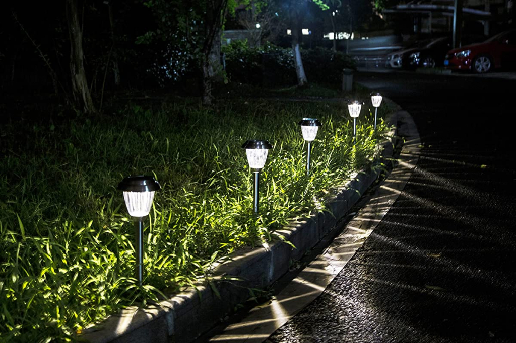 освещение садовой дорожки с использованием фонарей