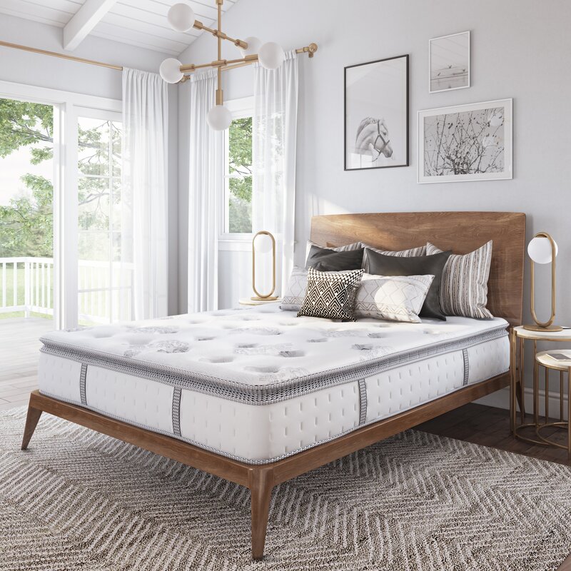 белая спальня с деревянной кроватью и золотыми аксессуарами