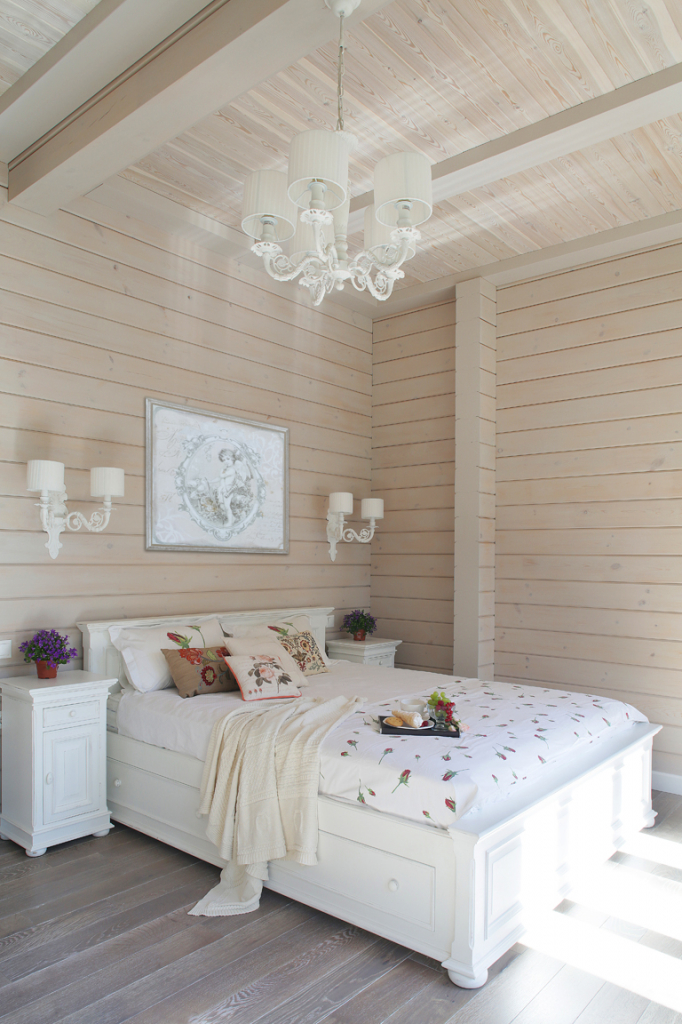 светлая спальня в деревянном доме