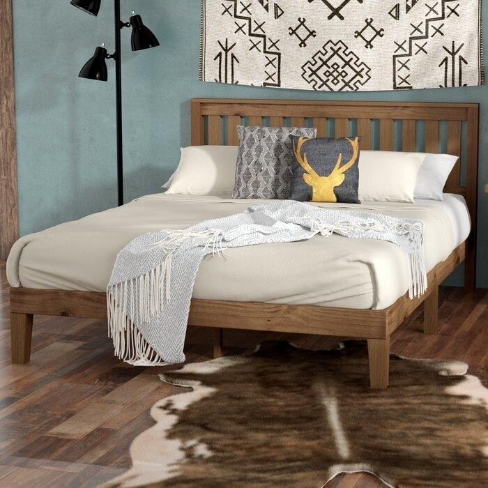 интерьер спальни в скандинавском стиле с простой деревянной кроватью.jpeg
