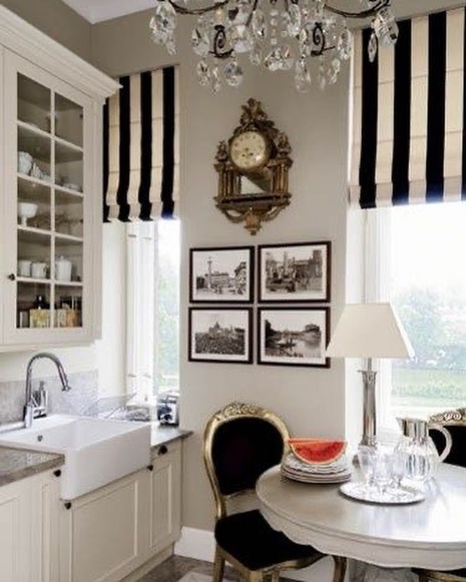 черно-белая кухня с классическими стульями с золотым каркасом и черно-белыми полосатыми шторами.jpg