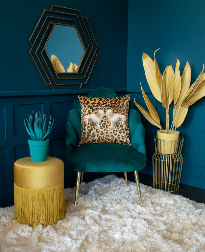 интерьер со стенами цвета морской волны, изумрудным бархатным креслом на золотых ножках, желтым бархатным пуфом с бахромой и пушистым ковром.png