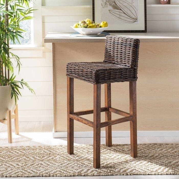 деревянный барный стул с плетёной спинкой и сиденьем.jpeg