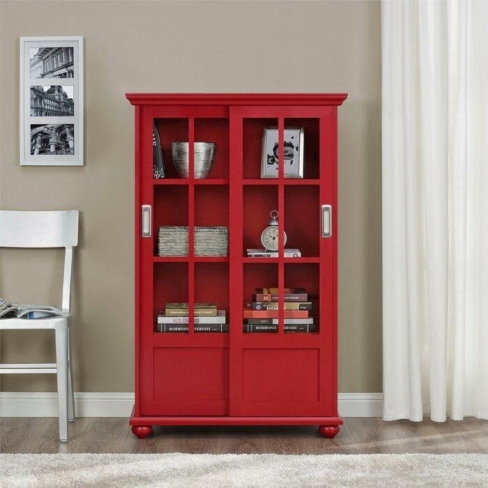 красный книжный шкаф со стеклянными дверцами-купе.jpeg