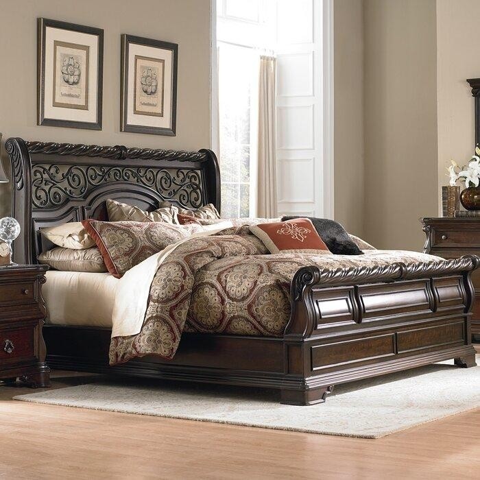 бежевая спальня с массивно деревянной кроватью с классичесскими элементами.jpeg