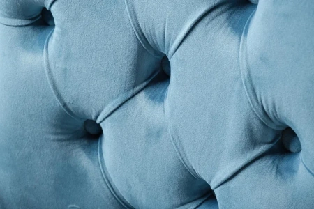 Стул мягкий с бежевыми деревянными ножками изумрудный