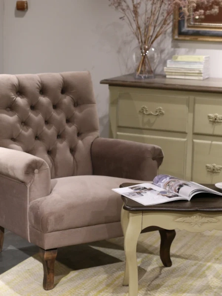 Кресло бархатное цвета кофе с молоком Кембридж