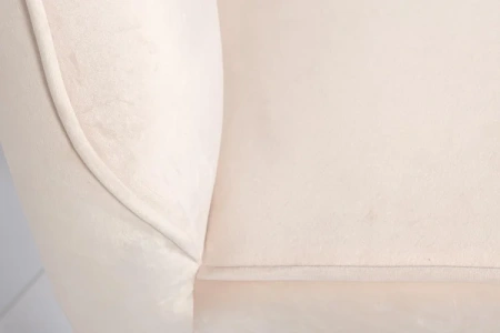 Стул мягкий с черными деревянными ножками белый