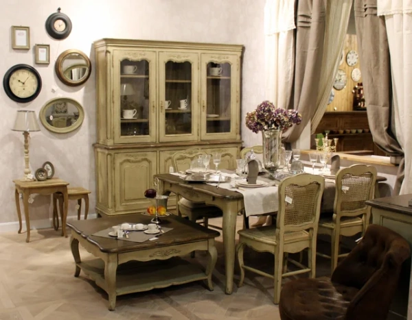 Буфет трехдверный в интерьере кухни Поместье